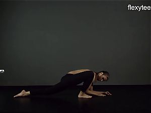 FlexyTeens - Zina demonstrates nimble bare figure