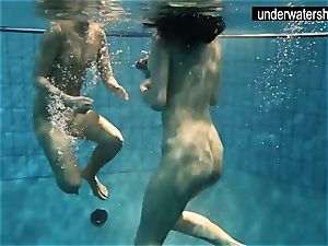 2 killer amateurs displaying their bods off under water